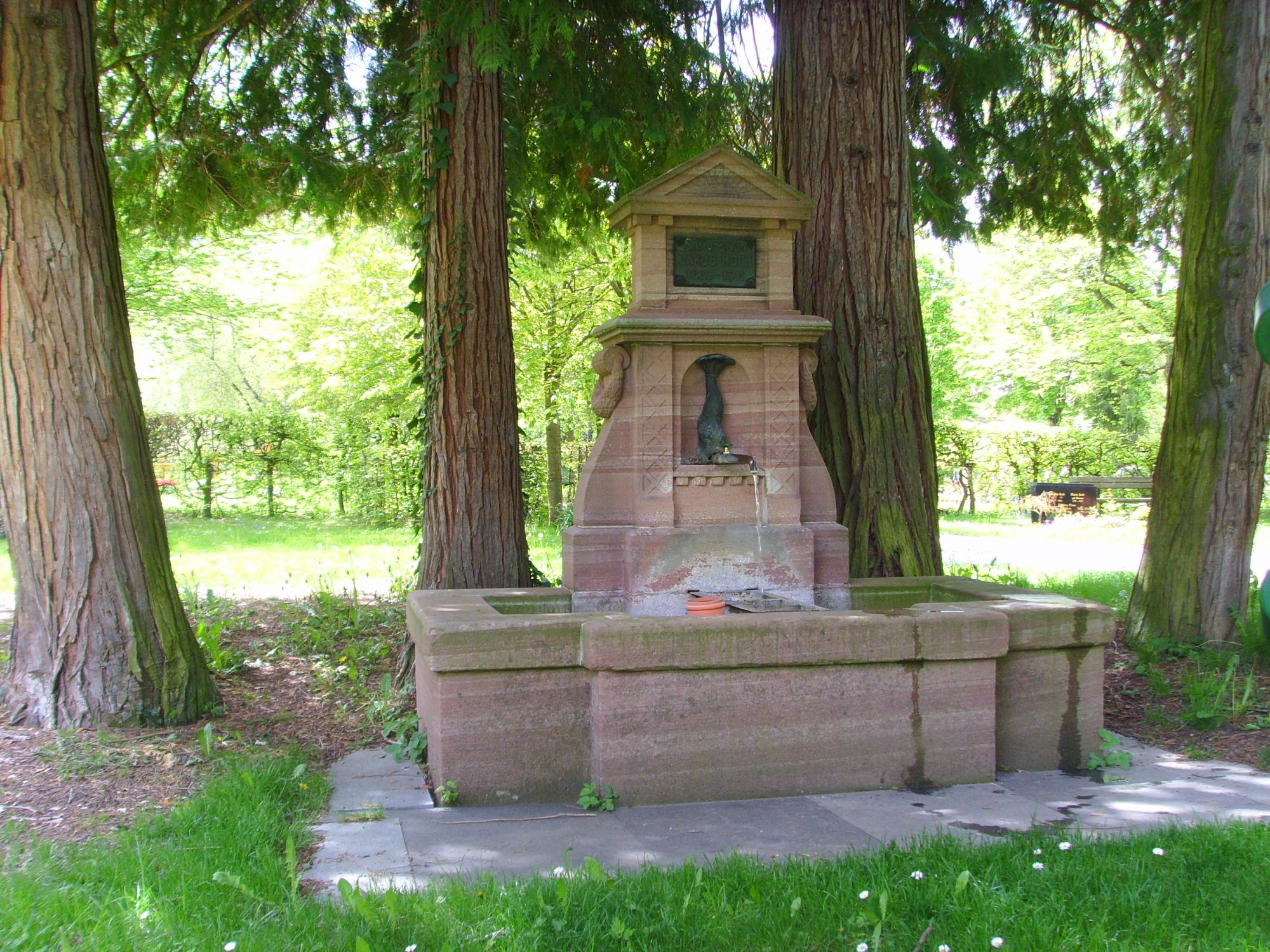 Brunnen auf dem Friedhof in Gönningen