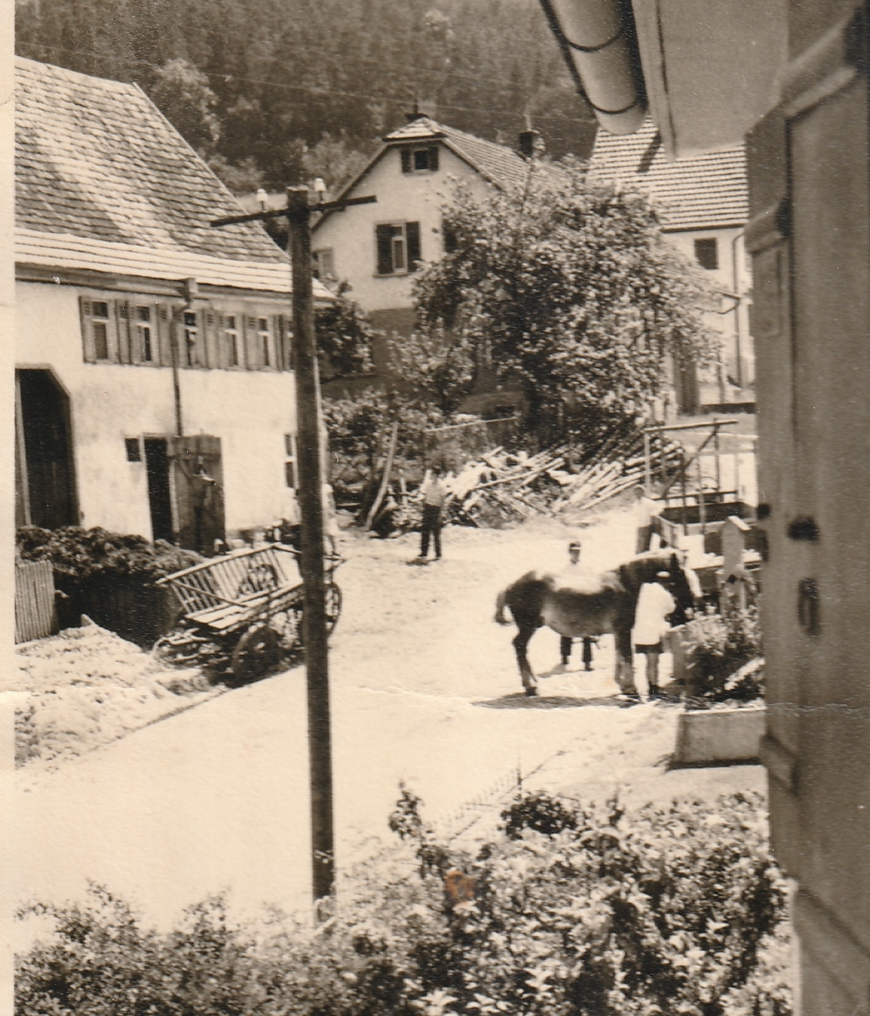 Brunnen in der Roßbergstraße in Gönningen Ende 1940er