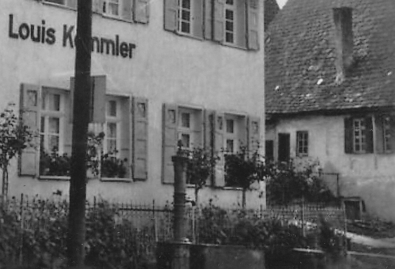 Nadelers Brunnen an der Hauptstraße in Gönningen um 1955